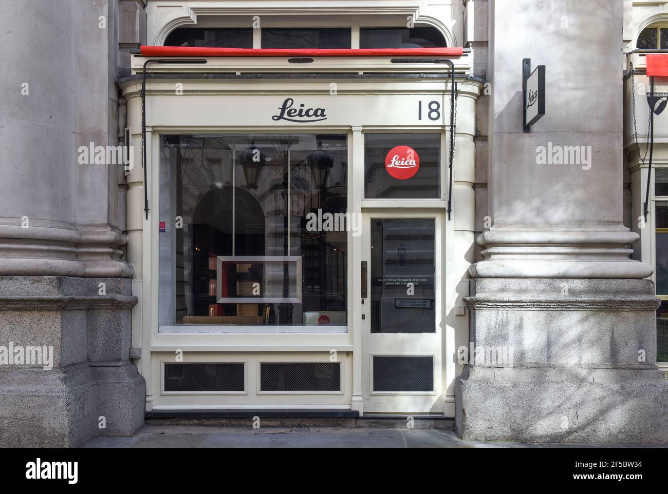 Boutique extérieure Leica vue dans le centre de Londres, le centre commercial Royal Exchange. Banque D'Images