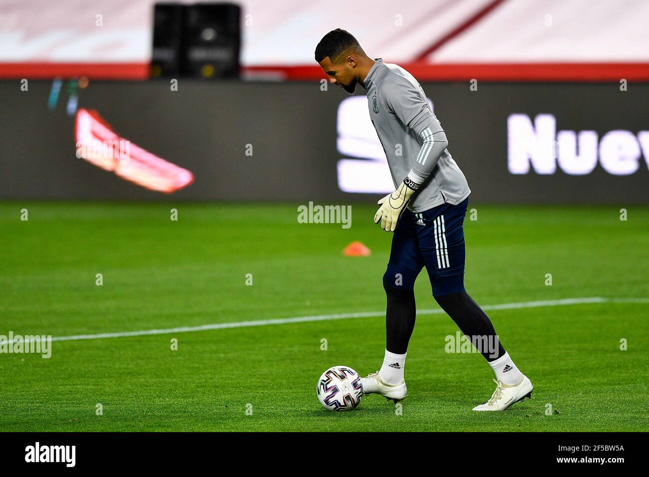 GRENADE, ESPAGNE - MARS 25: Robert Sanchez d'Espagne pendant la coupe du monde de la FIFA 2022 Qatar qualificateur match entre l'Espagne et la Grèce à Estadio Municipal Banque D'Images