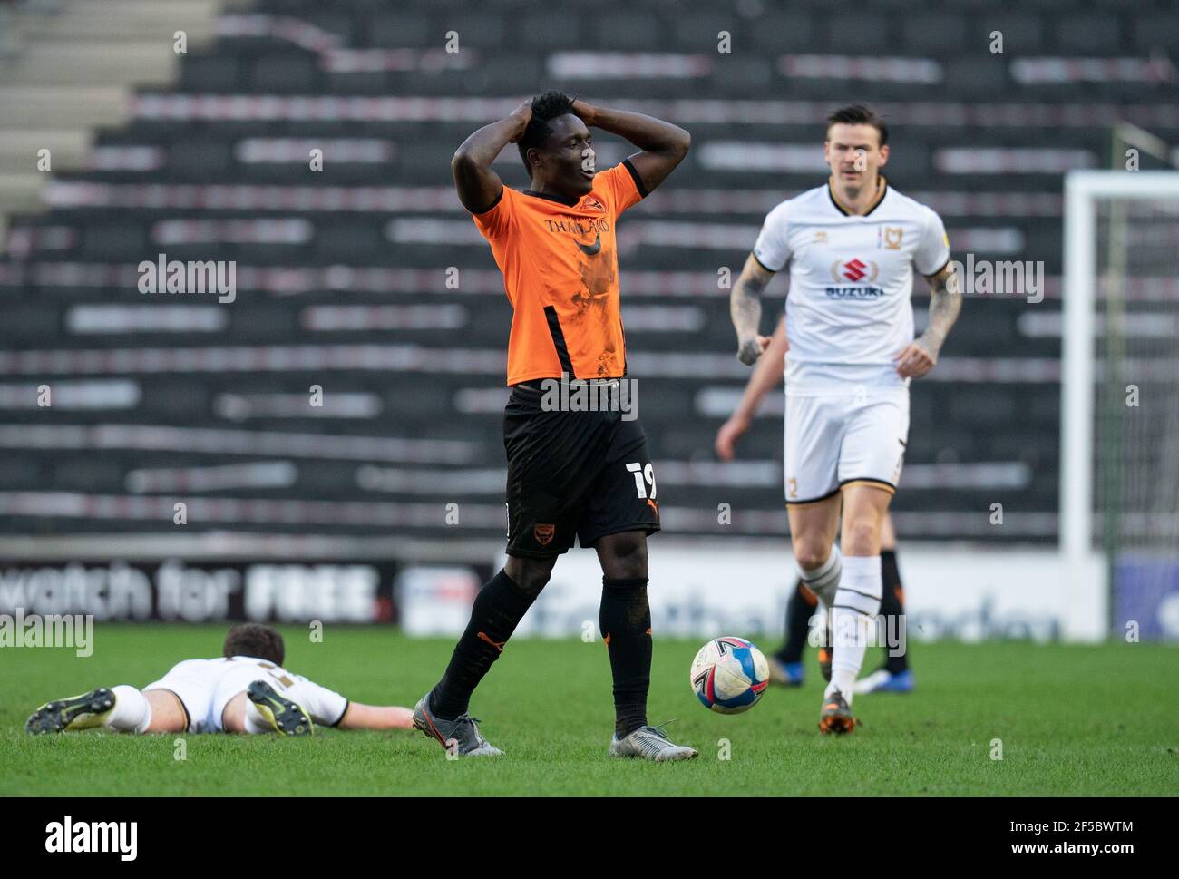 Daniel Agyei d'Oxford United tient sa tête dans la frustration Pendant la Sky Bet League 1 derrière les portes fermées match Entre MK Dons et Oxford Unis à Banque D'Images
