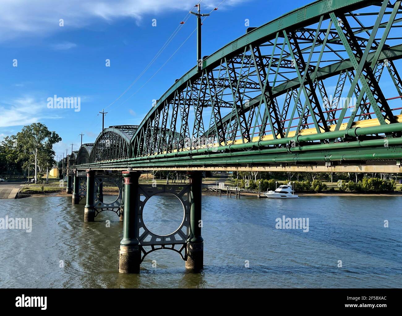 Vue sur le Burnet Bridge, un pont de treillis métallique qui enjambe la rivière Burnett construite en 1900, à Bundaberg, Queensland, Australie Banque D'Images