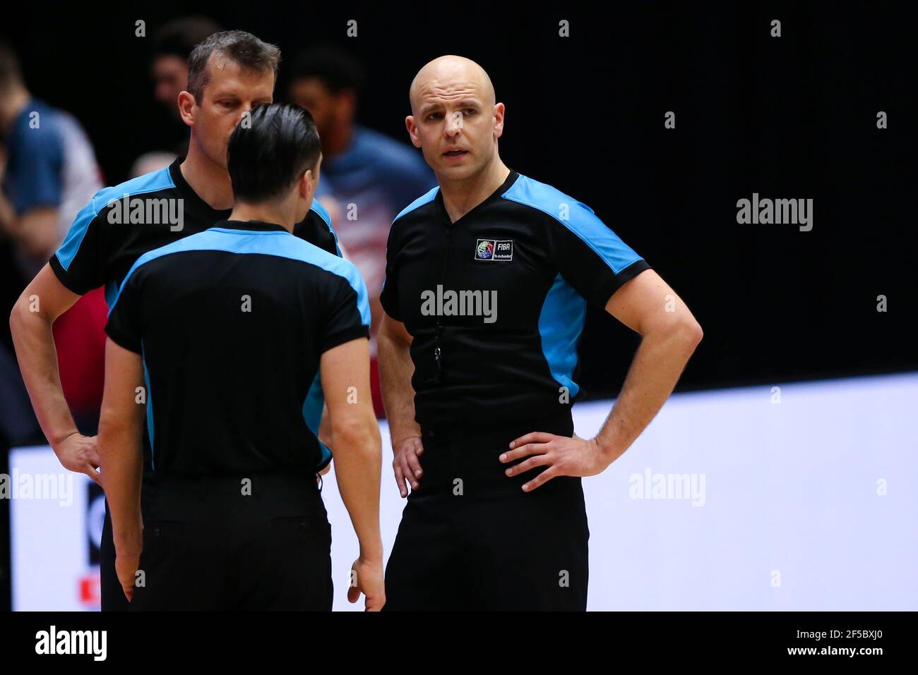 DEN Bosch, PAYS-BAS - MARS 25: Arbitre Gintaras Maciulis de Lituanie pendant le match de la coupe d'Europe FIBA entre Belfius Mons-Hainaut et Ared BMSLA Banque D'Images