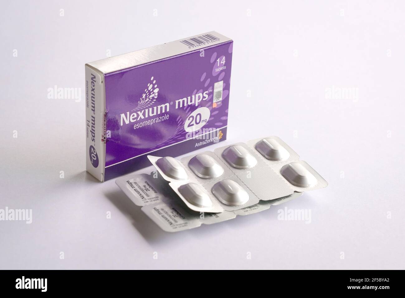 Kuala Lumpur, Malaisie - 24 mars 2021. Boîte de 14 comprimés de Nexium mups esoméprazole 20 mg. Traite les brûlures cardiaques et le reflux acide. Fabriqué par Astra Banque D'Images