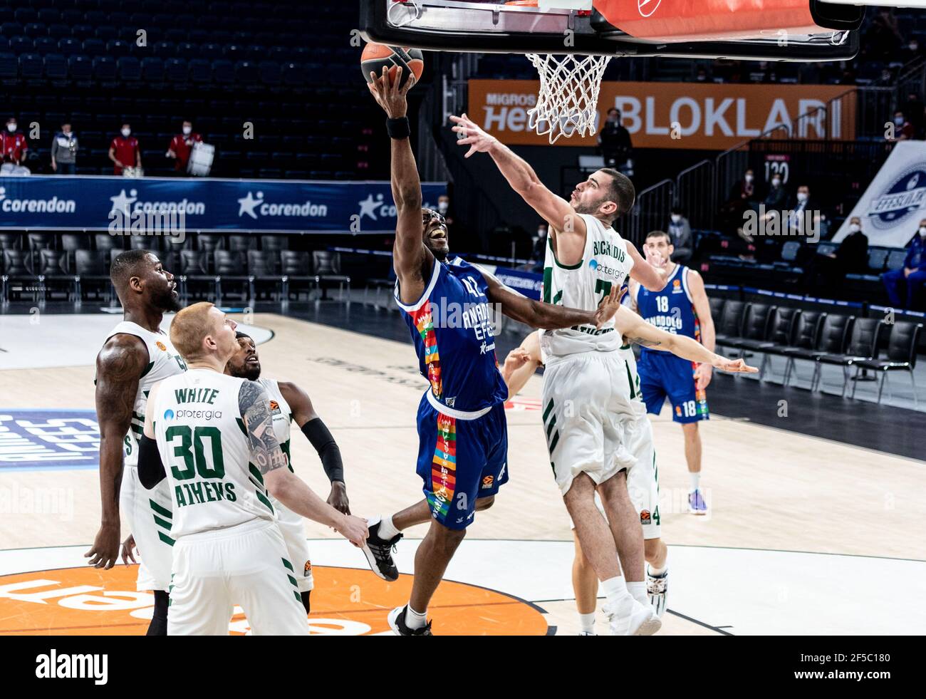 #42 Bryant Dunston d'Anadolu Efes Istanbul joue contre Panathinaikos OPAP Athènes dans le Round 31 de la saison régulière EuroLeague 2020/2021 de Turkish Airlines à Sinan Erdem Sports Arena. (Note finale; Anadolu Efes Istanbul 85:65 Panathinaikos OPAP Athènes) Banque D'Images