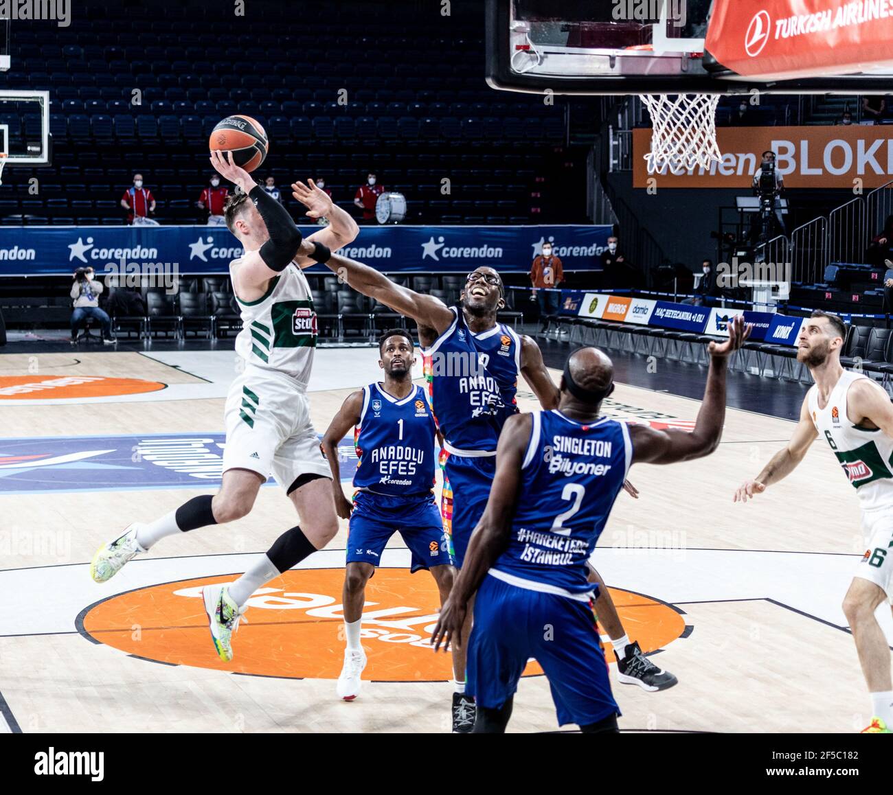 #11 Mario Hezonja de Panathinaikos OPAP Athènes joue contre Anadolu Efes Istanbul dans le Round 31 de la saison régulière EuroLeague 2020/2021 de Turkish Airlines à Sinan Erdem Sports Arena. (Note finale; Anadolu Efes Istanbul 85:65 Panathinaikos OPAP Athènes) Banque D'Images