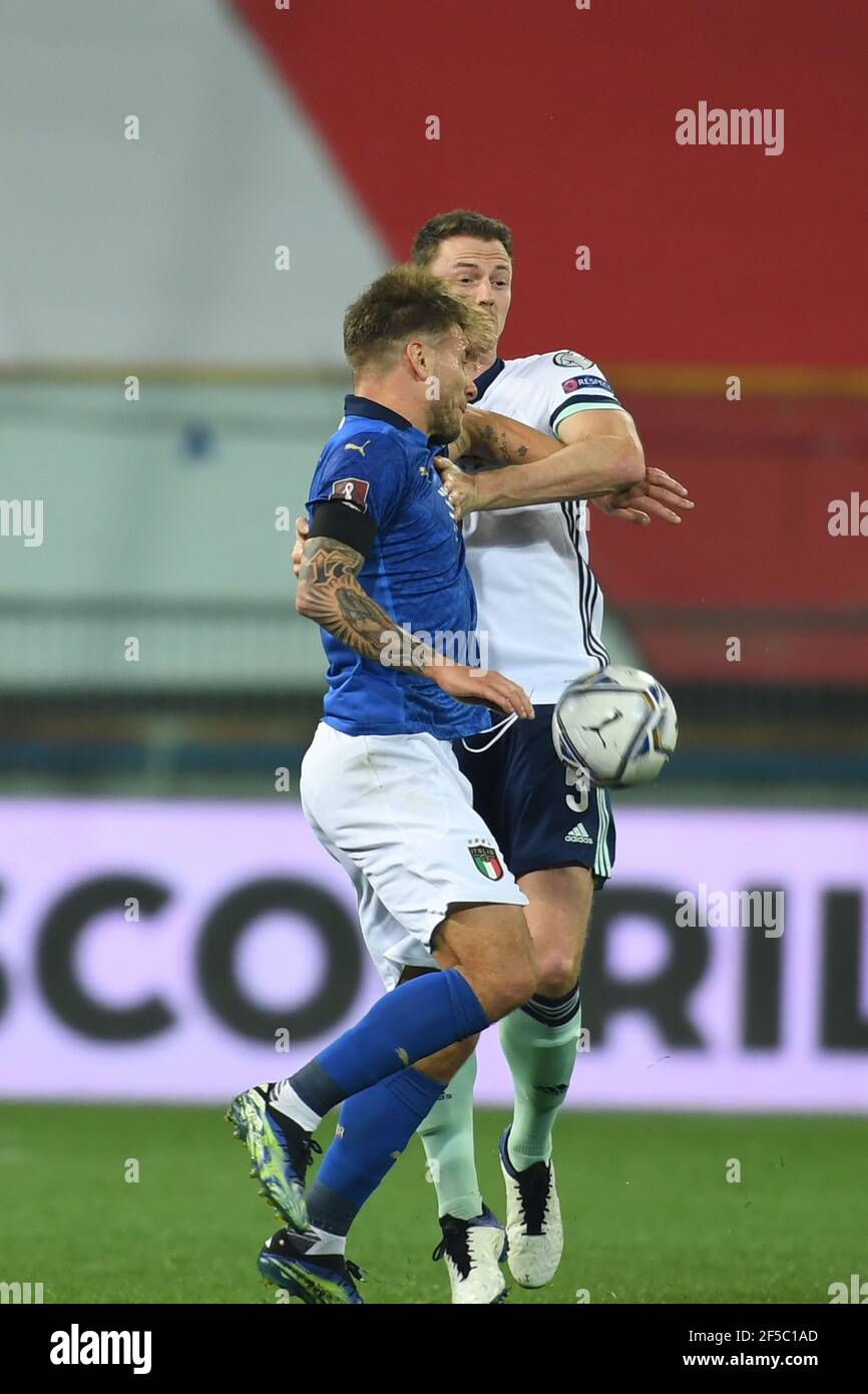 Parme, Italie. Mars 25 2021: Ciro immobile (Italie)Jonny Evans (Irlande du Nord) lors du match de qualification de la Fifa 'coupe du monde Qatar 2022' entre l'Italie 2-0 Irlande du Nord au stade Ennio Tardini le 25 mars 2021 à Parme, Italie. Credit: Maurizio Borsari/AFLO/Alay Live News Banque D'Images