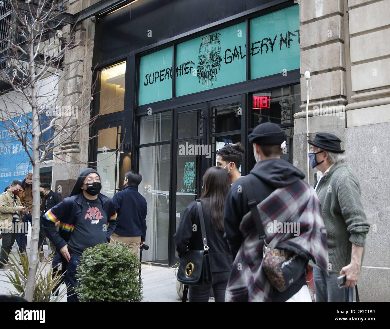 New York, États-Unis. 25 mars 2021. Les gens se font la queue devant l'inauguration de la galerie SuperChief NFT, la galerie physique du monde exclusivement dédiée aux œuvres d'art NFT (jetons non fongibles) à New York le jeudi 25 mars 2021. La galerie s'ouvre avec l'exposition « Season One Starter Pack », qui présente une rotation quotidienne des installations artistiques affichées sur des écrans 4K haute résolution. Photo de John Angelillo/UPI crédit: UPI/Alay Live News Banque D'Images