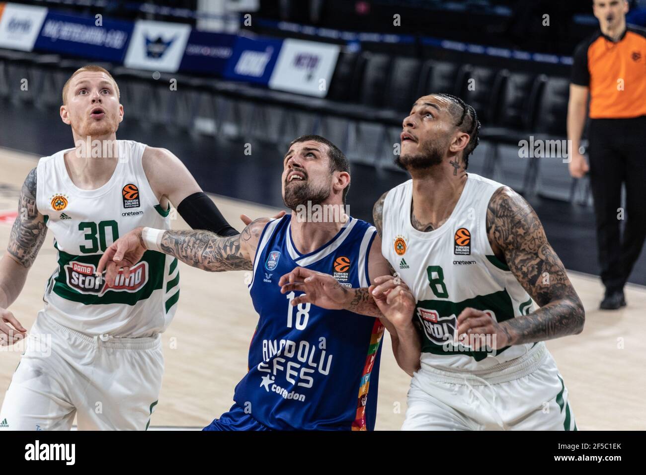 Istanbul, Turquie. 25 mars 2021. #18 Adrien Moerman d'Anadolu Efes Istanbul joue contre Panathinaikos OPAP Athènes dans le Round 31 de la saison régulière EuroLeague 2020/2021 de Turkish Airlines à Sinan Erdem Sports Arena. (Note finale; Anadolu Efes Istanbul 85:65 Panathinaikos OPAP Athènes) (photo de Nicholas Muller/SOPA Images/Sipa USA) crédit: SIPA USA/Alay Live News Banque D'Images