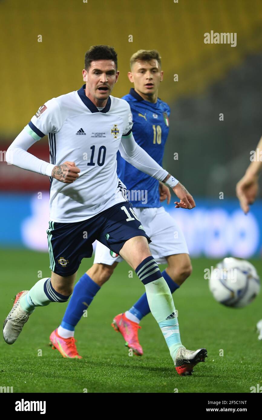 Parme, Italie. Mars 25 2021: Kyle Lafferty (Irlande du Nord)Nicolo Barella (Italie) lors du match de qualification de la Fifa 'coupe du monde Qatar 2022' entre l'Italie 2-0 Irlande du Nord au stade Ennio Tardini le 25 mars 2021 à Parme, Italie. Credit: Maurizio Borsari/AFLO/Alay Live News Banque D'Images