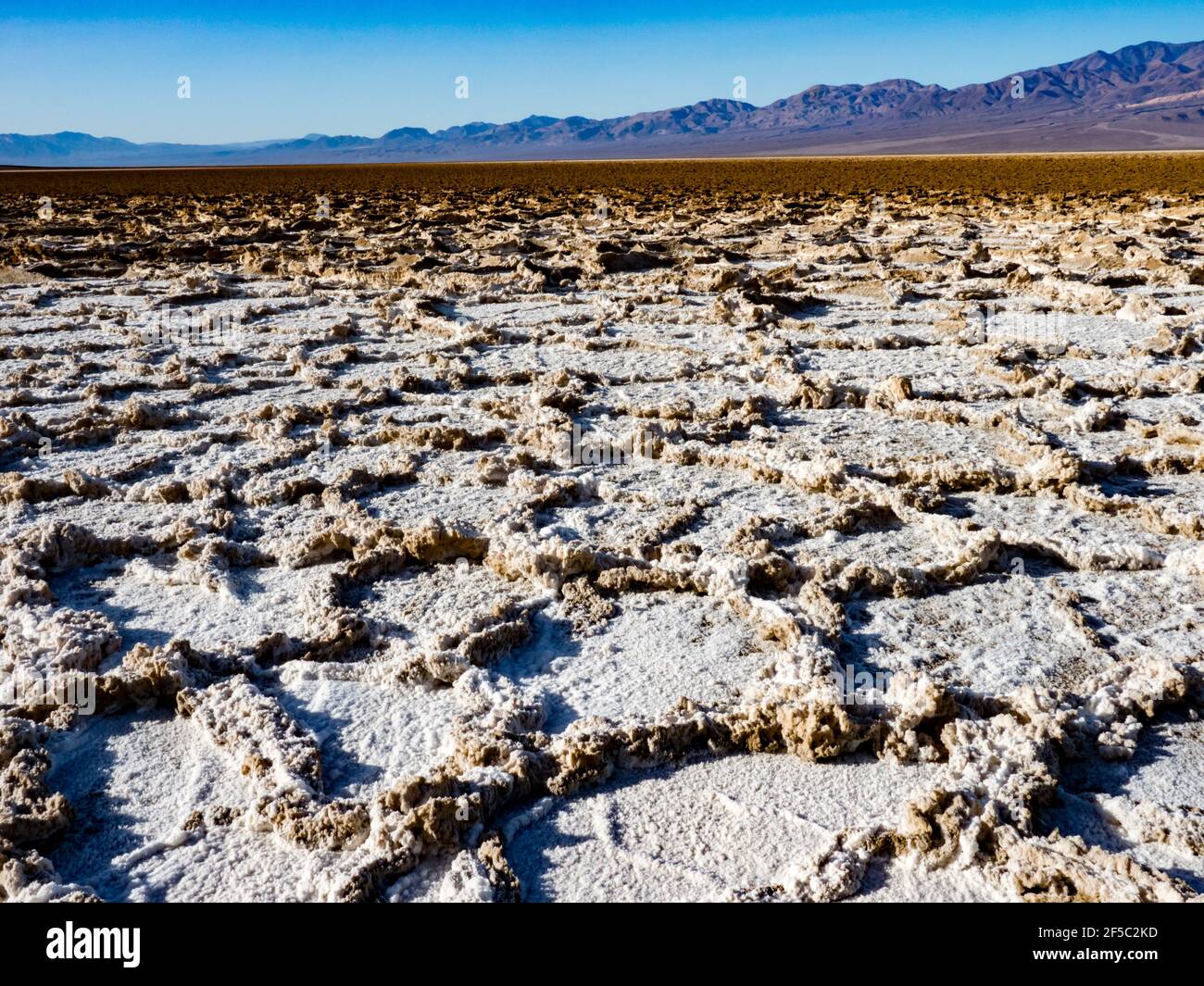 Le sel s'inonde dans le bassin de Badwater, le point le plus bas des États-Unis au parc national de la Vallée de la mort, en Californie, aux États-Unis Banque D'Images
