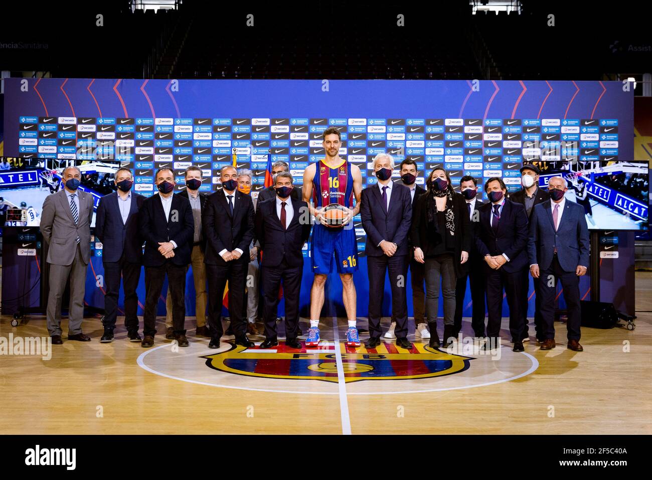 (210326) -- BARCELONE, 26 mars 2021 (Xinhua) -- le joueur espagnol Pau Gasol (C) assiste à une conférence de presse alors qu'il rejoint officiellement le FC Barcelona Basketball à Barcelone, Espagne, le 25 mars 2021. (FC Barcelone/document via Xinhua) Banque D'Images