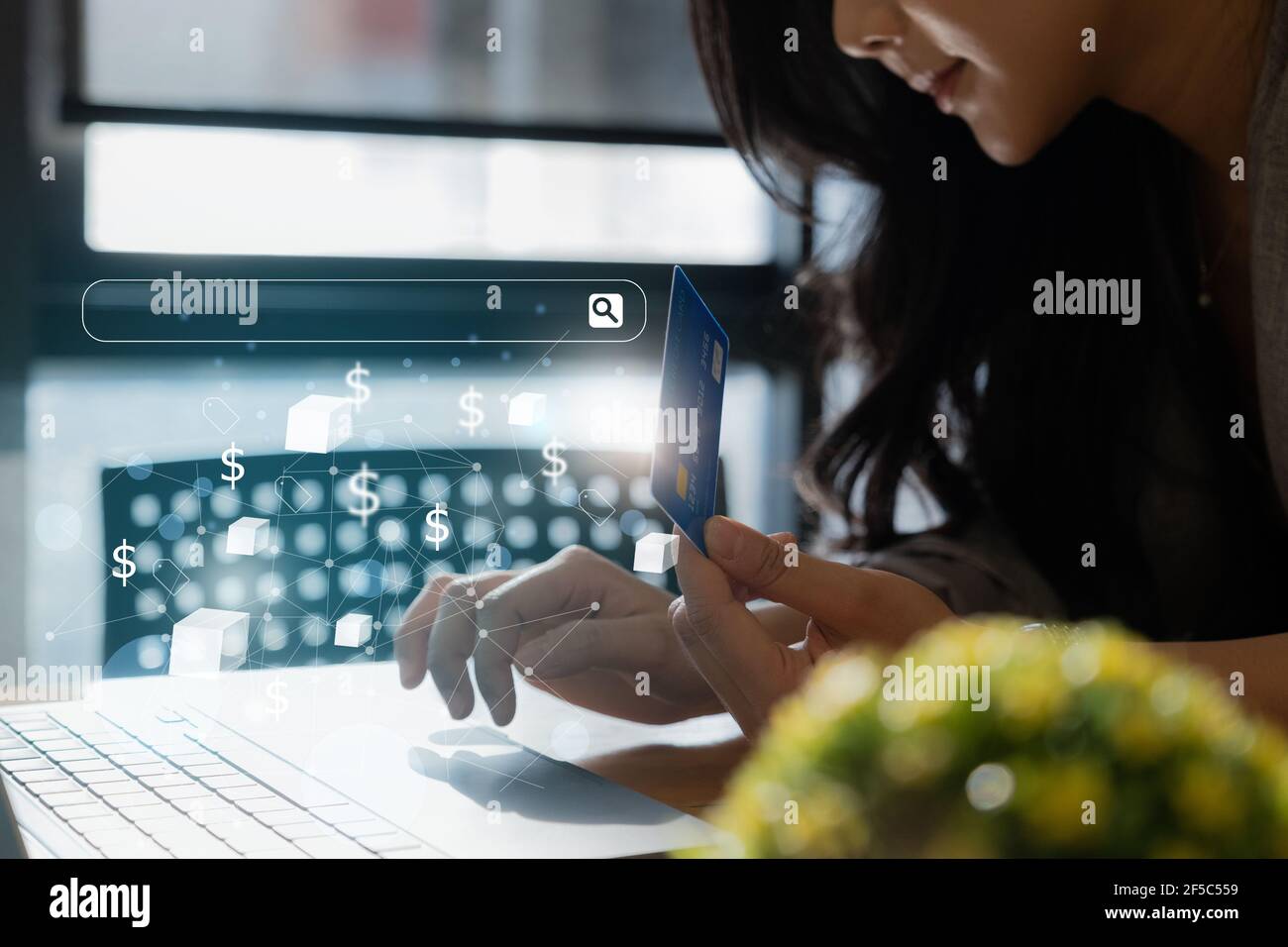 Achats en ligne. Femme asiatique saisissant des informations de carte de crédit par clavier de smartphone pour faire des achats en ligne. Banque D'Images