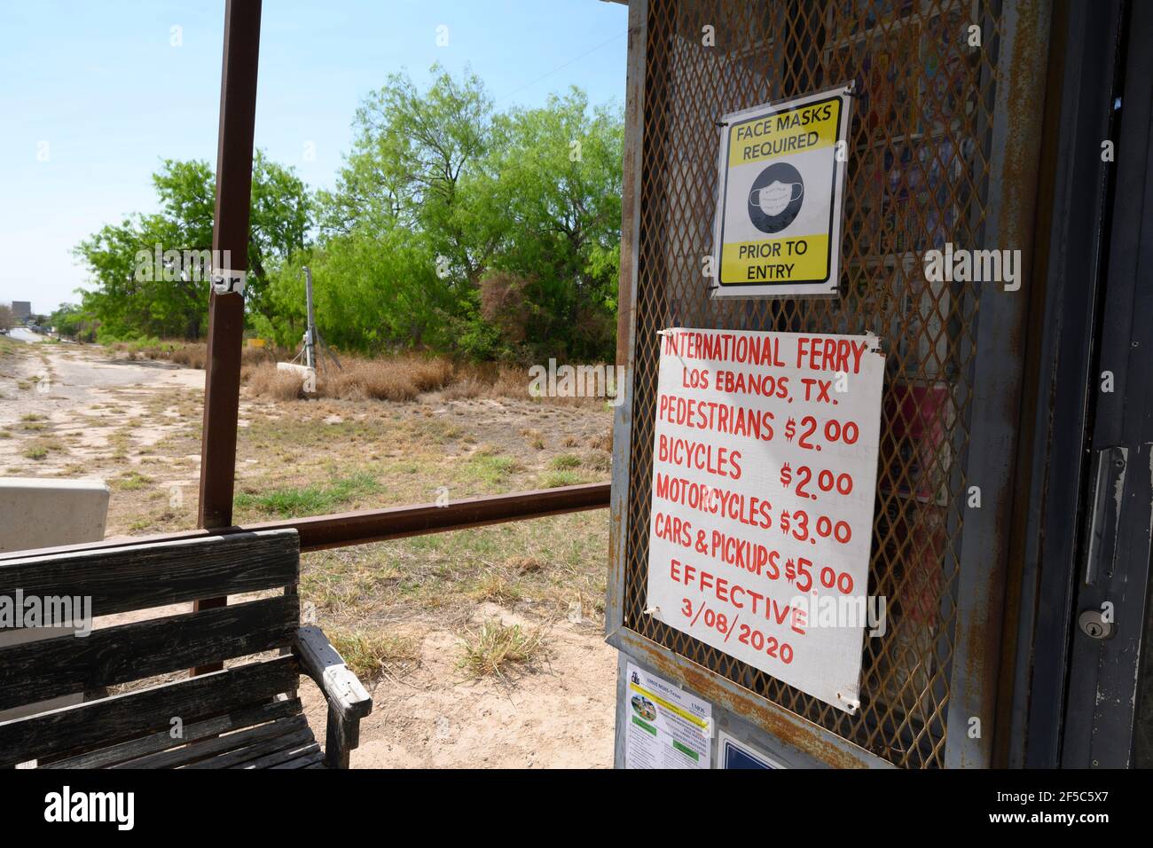 Los Ebanos, Texas, États-Unis, 25 mars 2021. Le ferry dessiné à la main sur la rivière Rio Grande est inactif entre le Texas et le Mexique après sa fermeture à 16:00 le 25 mars 2021. Le centre d'intérêt du comté de Hidalgo est une traversée de rivière depuis des siècles et le site du seul ferry à fonctionnement manuel aux États-Unis depuis 1950. Crédit : Bob Daemmrich/Alay Live News Banque D'Images