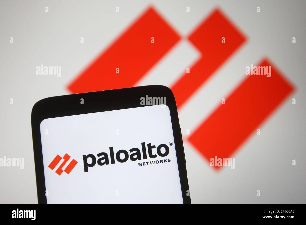 Dans cette illustration, le logo PaloAlto Networks d'une société de cybersécurité est visible sur un smartphone et un écran de pc. Banque D'Images