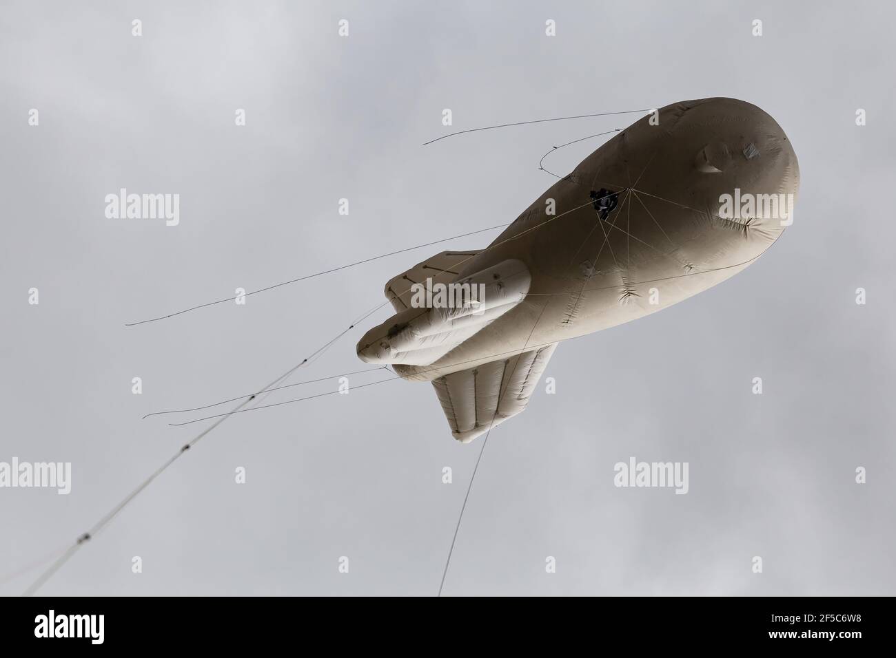 Moscou, Russie. 16 mai 2020. Un ballon d'air dans le ciel.les employés de Rosgvardia utilisant le système de surveillance vidéo OKO (ou système de surveillance vidéo haute altitude) placé sur un ballon pour rechercher des violateurs de verrouillage, cette technique était d'empêcher la propagation du coronavirus (Covid-19). Il a également été publié sur le site Web du ministère. (Photo de Mihail Siergiejewicz/SOPA Images/Sipa USA) crédit: SIPA USA/Alay Live News Banque D'Images