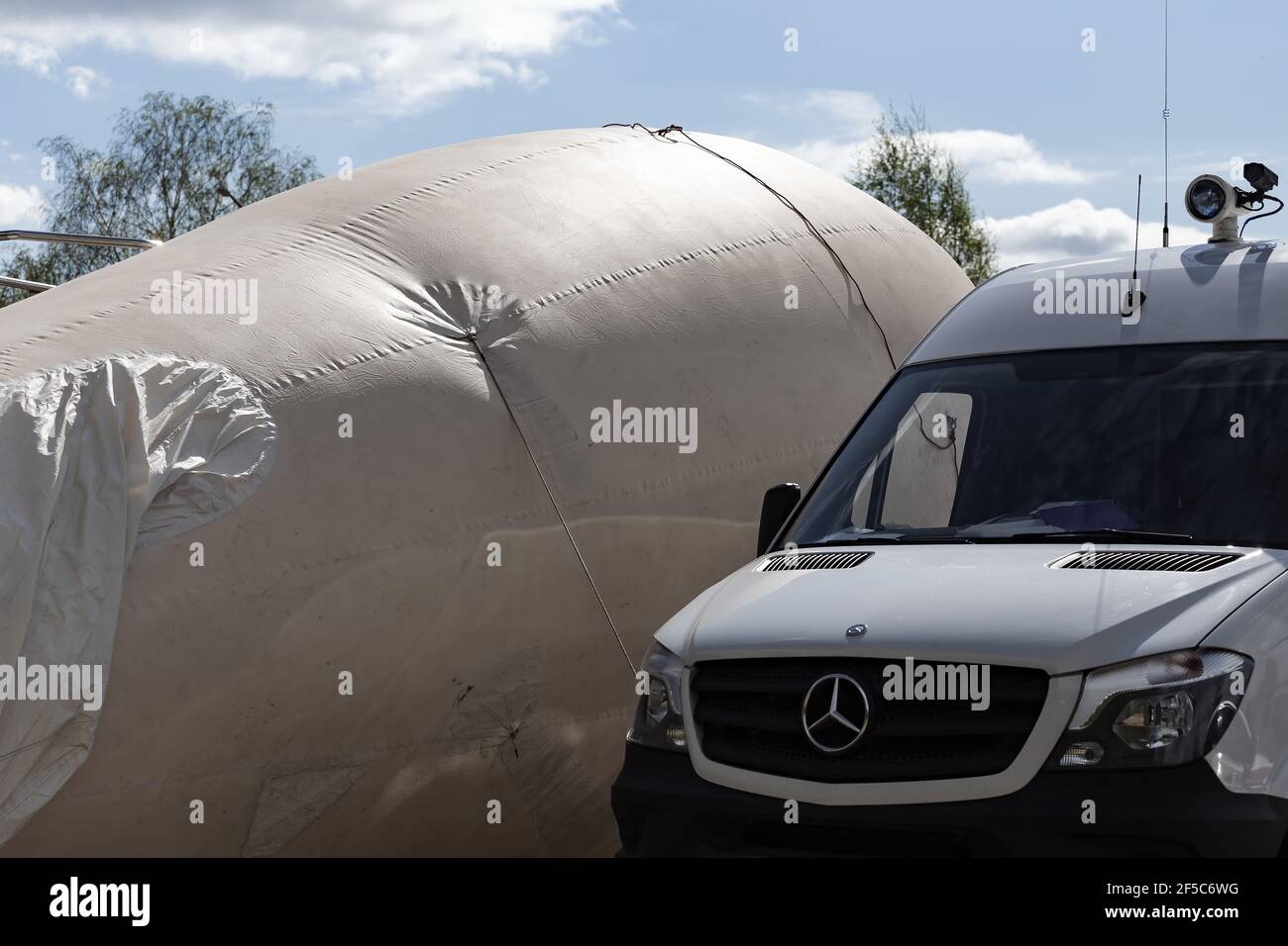 Moscou, Russie. 16 mai 2020. Aerostat au sol à côté d'une voiture technique.les employés de Rosgvardia utilisant le système de surveillance vidéo OKO (ou système de surveillance vidéo haute altitude) placé sur un ballon pour rechercher des violateurs de verrouillage, cette technique était d'empêcher la propagation du coronavirus (Covid-19). Il a également été publié sur le site Web du ministère. (Photo de Mihail Siergiejewicz/SOPA Images/Sipa USA) crédit: SIPA USA/Alay Live News Banque D'Images