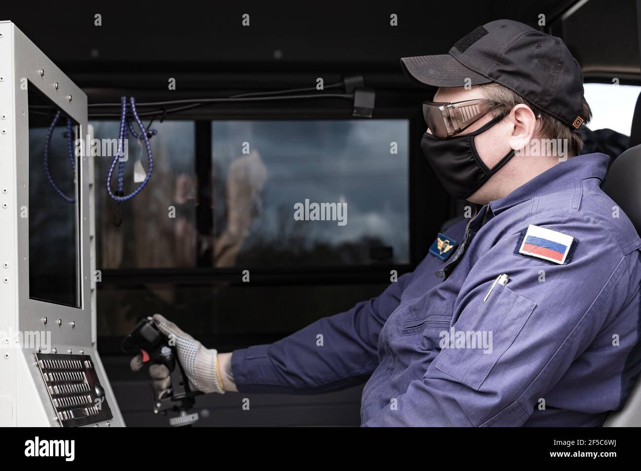 Moscou, Russie. 16 mai 2020. Commande de la caméra Aerostat depuis le panneau de commande situé dans la cabine de l'opérateur.les employés de Rosgvardia utilisant le système de vidéosurveillance OKO (ou système de vidéosurveillance haute altitude) placé sur un ballon pour rechercher des contrevenants de verrouillage, cette technique était d'empêcher la propagation du coronavirus (Covid-19). Il a également été publié sur le site Web du ministère. (Photo de Mihail Siergiejewicz/SOPA Images/Sipa USA) crédit: SIPA USA/Alay Live News Banque D'Images