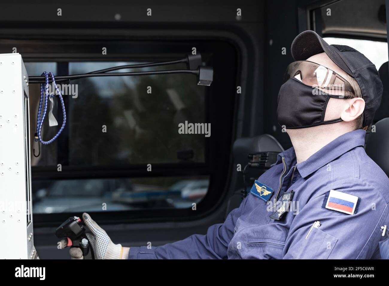 Moscou, Russie. 16 mai 2020. Suivi du vol du ballon depuis la cabine de l'opérateur.les employés de Rosgvardia utilisant le système de vidéosurveillance OKO (ou système de vidéosurveillance haute altitude) placé sur un ballon pour rechercher des contrevenants de confinement, cette technique était d'empêcher la propagation du coronavirus (Covid-19). Il a également été publié sur le site Web du ministère. (Photo de Mihail Siergiejewicz/SOPA Images/Sipa USA) crédit: SIPA USA/Alay Live News Banque D'Images