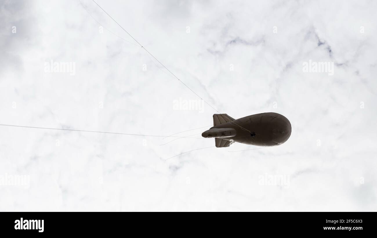 Moscou, Russie. 16 mai 2020. Aerostat volant dans les nuages.les employés de Rosgvardia utilisant le système de surveillance vidéo OKO (ou système de surveillance vidéo haute altitude) placé sur un ballon pour rechercher des violateurs de verrouillage, cette technique était d'empêcher la propagation du coronavirus (Covid-19). Il a également été publié sur le site Web du ministère. (Photo de Mihail Siergiejewicz/SOPA Images/Sipa USA) crédit: SIPA USA/Alay Live News Banque D'Images