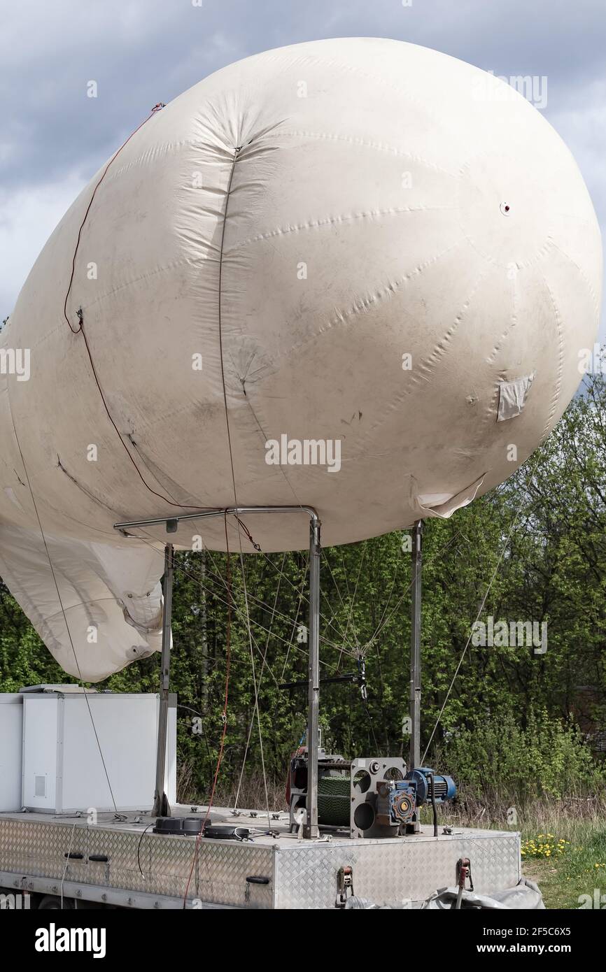 Moscou, Russie. 16 mai 2020. Aerostat vu sur une bande-annonce.les employés de Rosgvardia utilisant le système de vidéosurveillance OKO (ou système de vidéosurveillance à haute altitude) placé sur un ballon pour rechercher des violateurs de verrouillage, cette technique était d'empêcher la propagation du coronavirus (Covid-19). Il a également été publié sur le site Web du ministère. (Photo de Mihail Siergiejewicz/SOPA Images/Sipa USA) crédit: SIPA USA/Alay Live News Banque D'Images