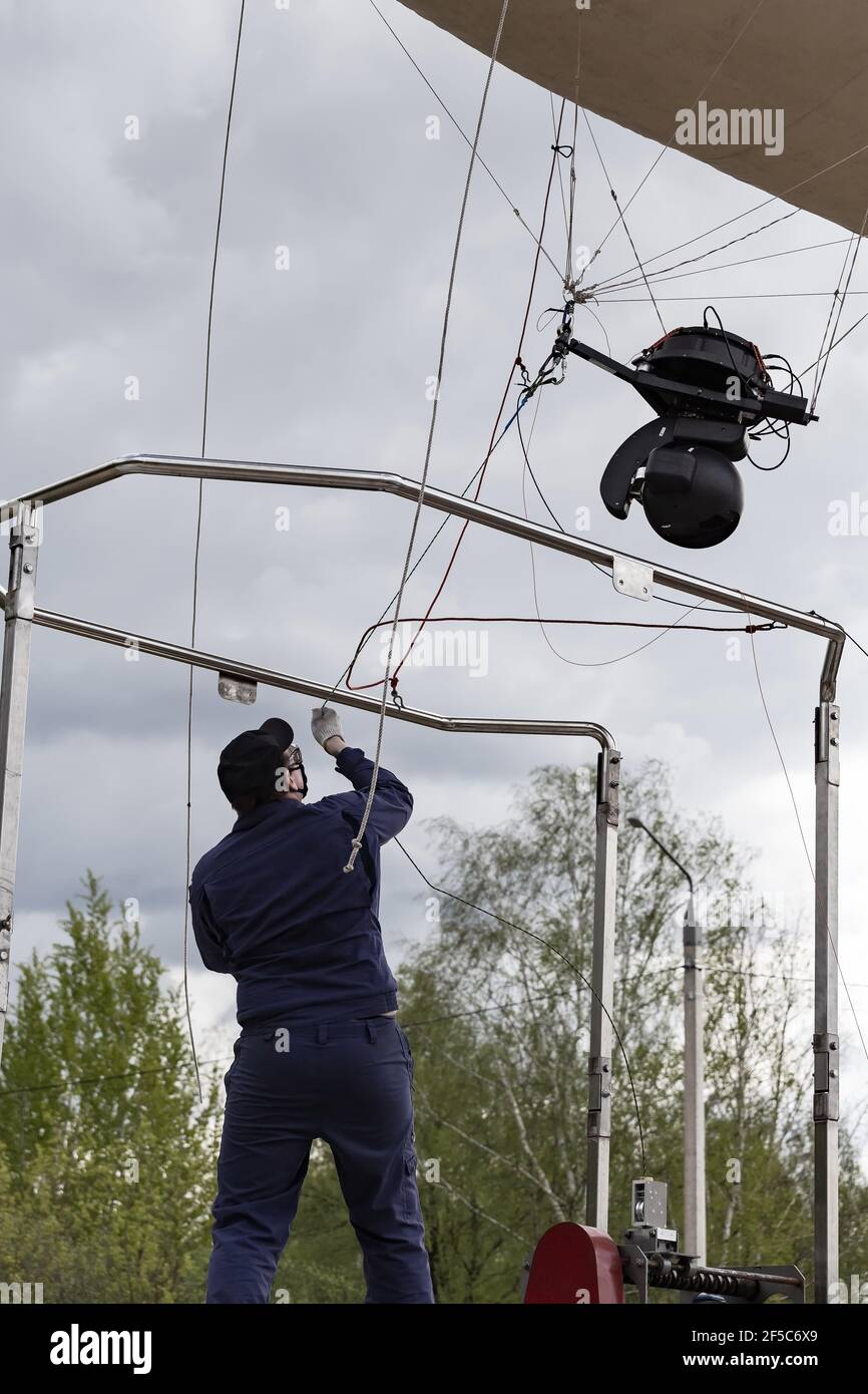 Moscou, Russie. 16 mai 2020. Un spécialiste qui lève un ballon d'une remorque.les employés de Rosgvardia utilisant le système de vidéosurveillance OKO (ou système de vidéosurveillance haute altitude) placé sur un ballon pour rechercher des violateurs de verrouillage, cette technique était d'empêcher la propagation du coronavirus (Covid-19). Il a également été publié sur le site Web du ministère. (Photo de Mihail Siergiejewicz/SOPA Images/Sipa USA) crédit: SIPA USA/Alay Live News Banque D'Images