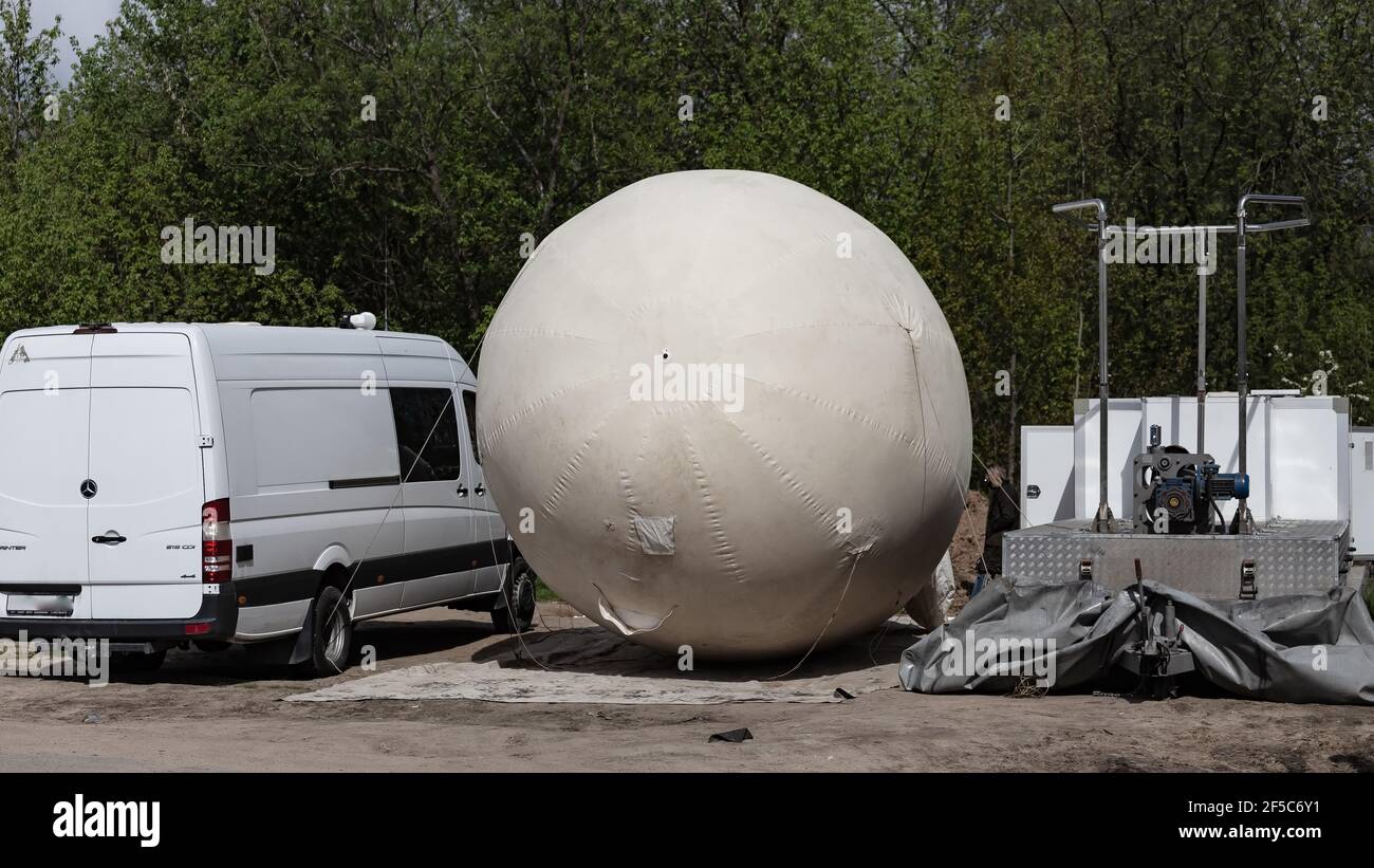 Moscou, Russie. 16 mai 2020. Un ballon entre une remorque et un véhicule technique.les employés de Rosgvardia utilisant le système de vidéosurveillance OKO (ou système de vidéosurveillance haute altitude) placé sur un ballon pour rechercher des contrevenants de verrouillage, cette technique était d'empêcher la propagation du coronavirus (Covid-19). Il a également été publié sur le site Web du ministère. (Photo de Mihail Siergiejewicz/SOPA Images/Sipa USA) crédit: SIPA USA/Alay Live News Banque D'Images