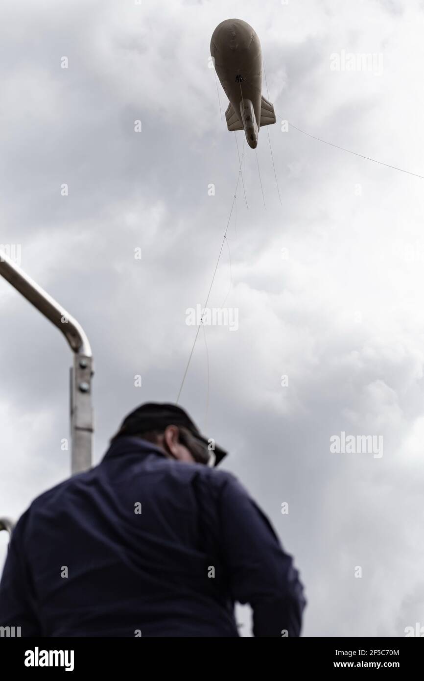 Un spécialiste contrôle le ballon depuis le sol.les employés de Rosgvardia utilisant le système de vidéosurveillance OKO (ou système de vidéosurveillance à haute altitude) placé sur un ballon pour rechercher des violateurs de verrouillage, cette technique était d'empêcher la propagation du coronavirus (Covid-19). Il a également été publié sur le site Web du ministère. Banque D'Images