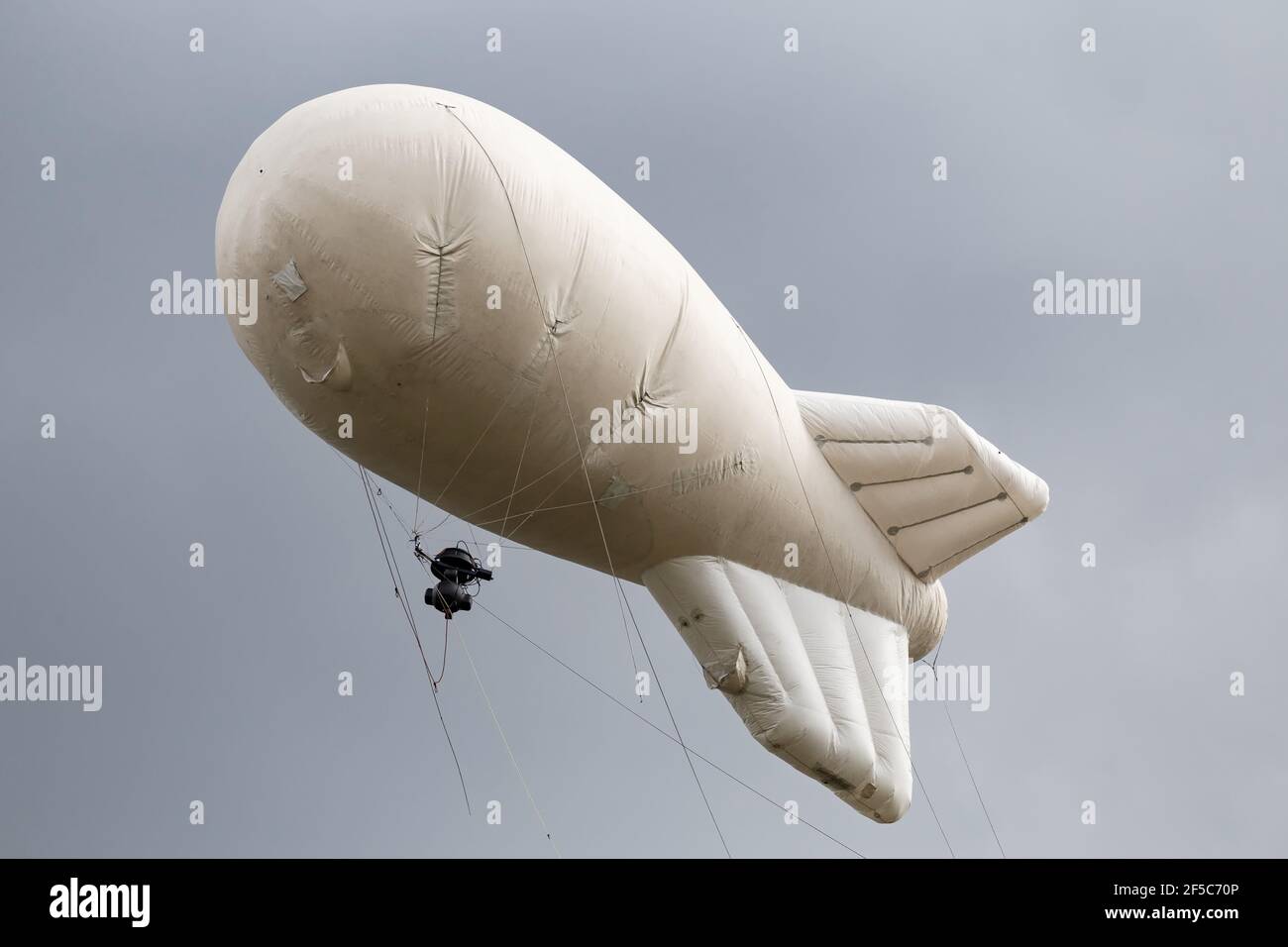 Un ballon d'air volant avec une caméra.les employés de Rosgvardia utilisant le système de surveillance vidéo OKO (ou système de surveillance vidéo haute altitude) placé sur un ballon pour rechercher des violateurs de verrouillage, cette technique était d'empêcher la propagation du coronavirus (Covid-19). Il a également été publié sur le site Web du ministère. Banque D'Images