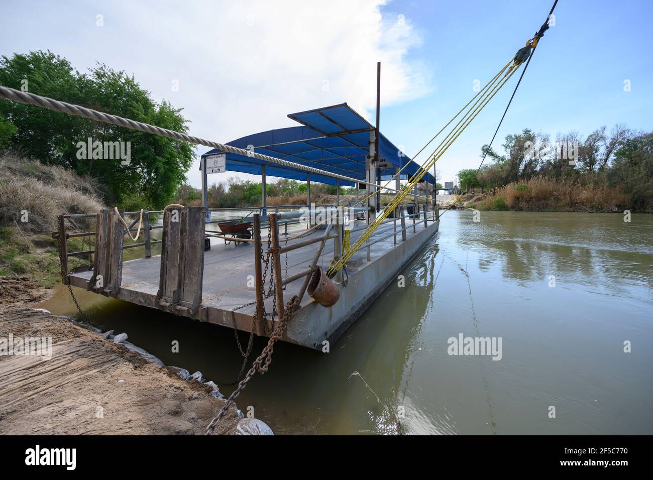 Los Ebanos, Texas, États-Unis. 25 mars 2021. Le ferry dessiné à la main sur la rivière Rio Grande est inactif entre le Texas et le Mexique après sa fermeture à 16:00 le 25 mars 2021. Le centre d'intérêt du comté de Hidalgo est une traversée de rivière depuis des siècles et le site du seul ferry à fonctionnement manuel aux États-Unis depuis 1950. Crédit : Bob Daemmrich/ZUMA Wire/Alay Live News Banque D'Images