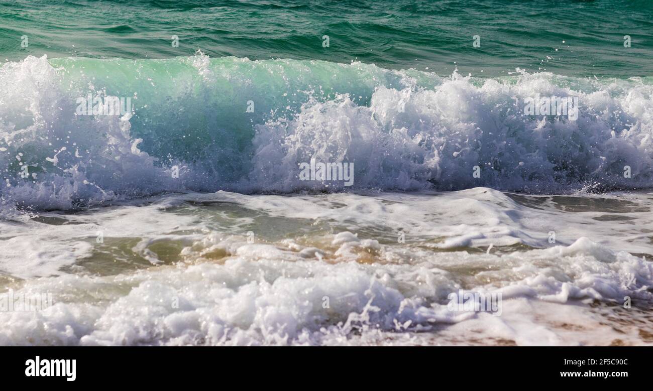 Vagues le jour venteux à la plage. Banque D'Images