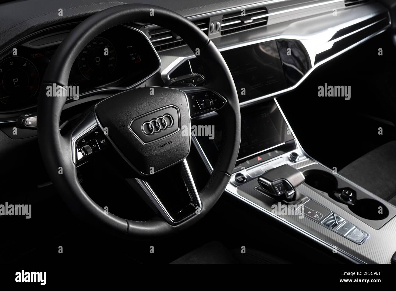 Sankt-Petersburg, Russie, 25 mars 2021 : nouvel intérieur Audi A6 45TDI Quattro avec volant et tableau de bord numérique. Banque D'Images