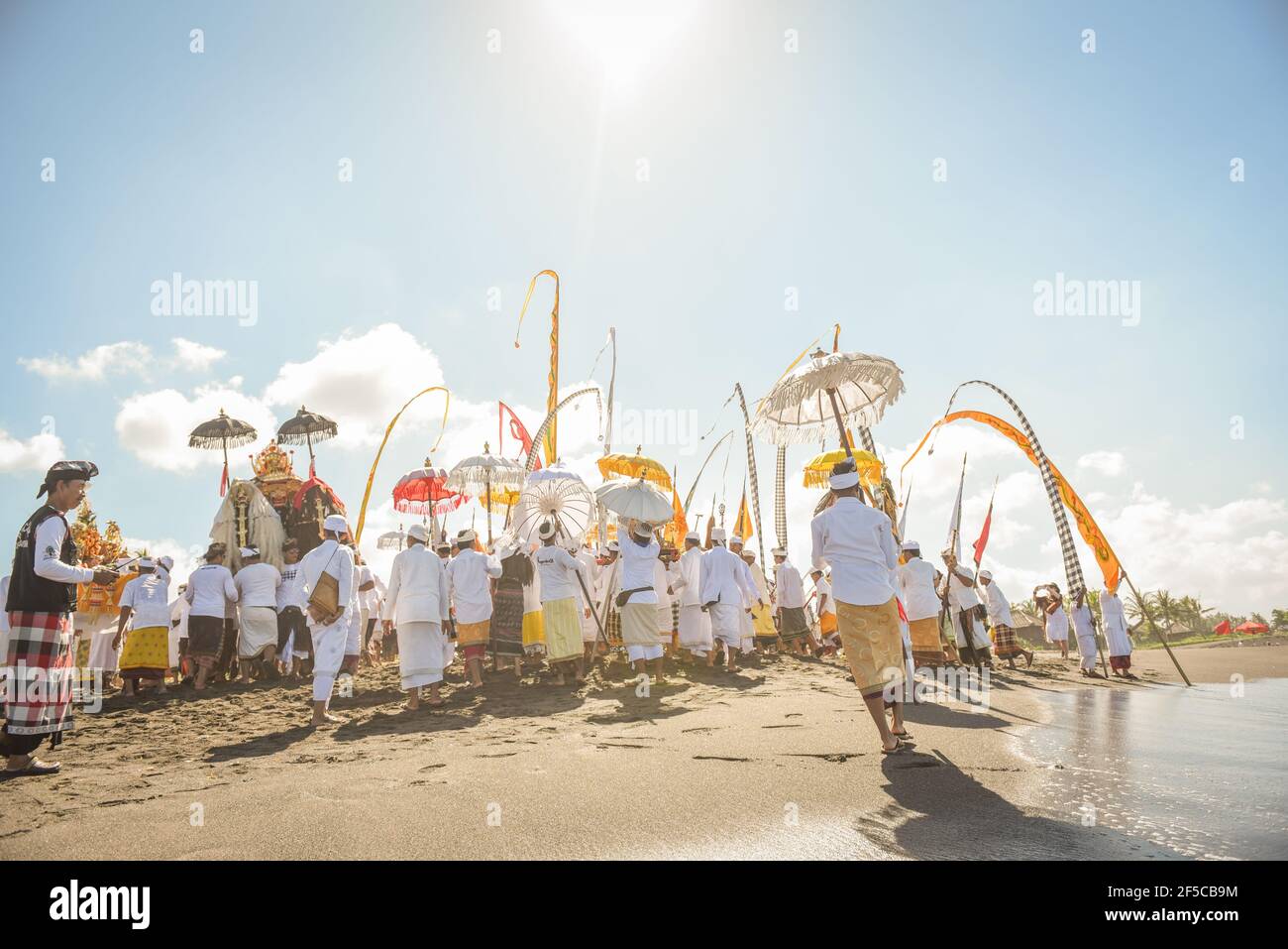 Cérémonie de sanur Beach melasti 2015-03-18, Melasti est une cérémonie et un rituel de purification hindou balinais, avant le jour de Nyepi (jour silencieux) Banque D'Images