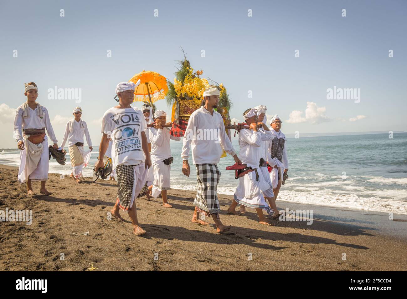 Cérémonie de sanur Beach melasti 2015-03-18, Melasti est une cérémonie et un rituel de purification hindou balinais, avant le jour de Nyepi (jour silencieux) Banque D'Images