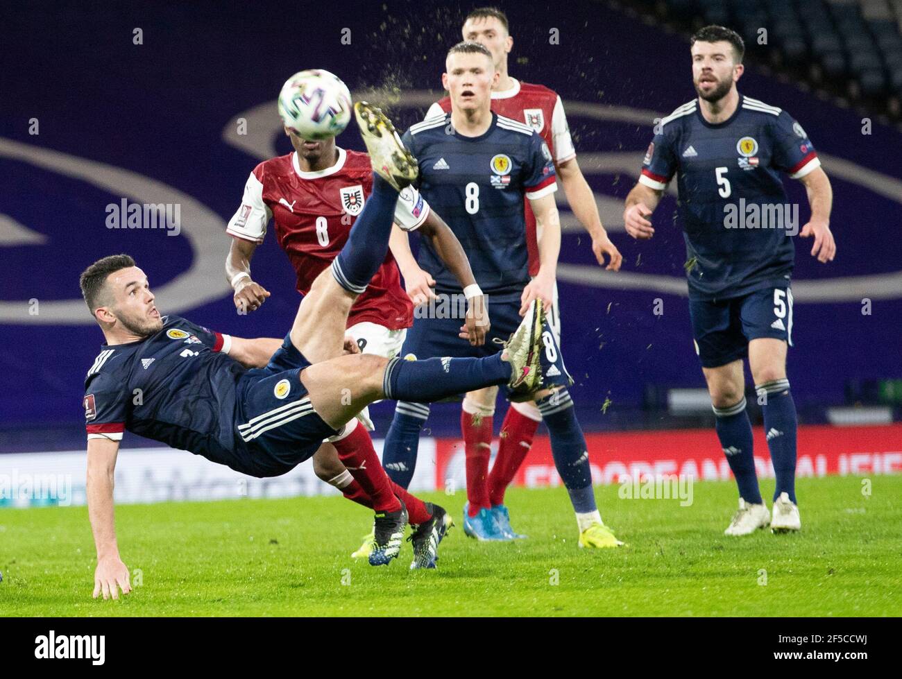 John McGinn, en Écosse, marque le deuxième but de son équipe lors du match de qualification de la coupe du monde de la FIFA 2022 à Hampden Park, Glasgow. Date de la photo: Jeudi 25 mars 2021. Banque D'Images