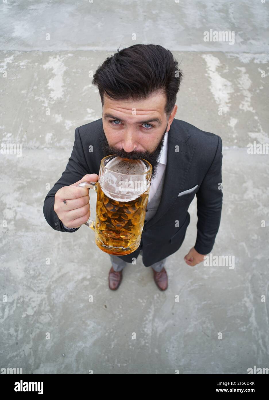 Pleine Longueur Grand Angle Drole D Homme De Boire De La Biere D Une Tasse De Verre Photo Stock Alamy