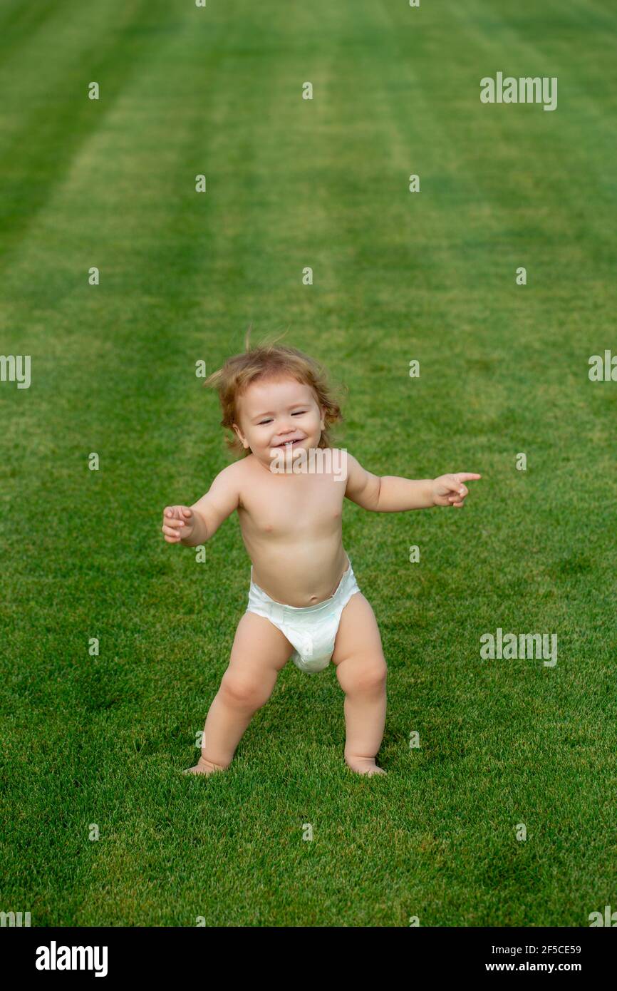 Mignon Rire Drole Bebe Apprendre A Ramper S Amuser A Jouer Sur La Pelouse En Regardant L Ete Dans Le Jardin Petit Enfant Amusant Avec Une Couche Photo Stock Alamy