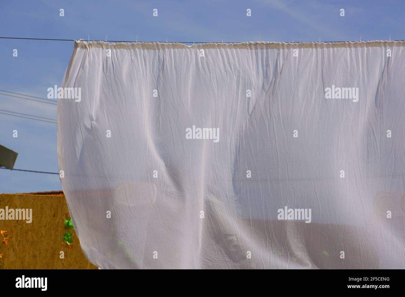 rideau extérieur blanc soufflant comme thème de séparation ou d'intimité Banque D'Images
