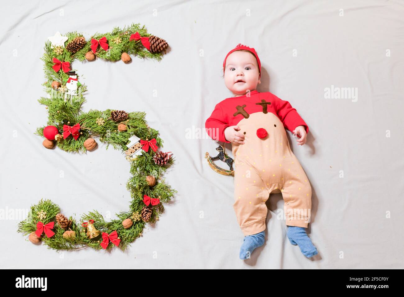 L Enfant A Cinq Mois Portrait De Bebe Mignon De 5 Mois Progeniture A 5 Chiffres Happy Baby Boy Sourire Bebe Kid Portrait Enfant De Cinq Mois L Photo Stock Alamy