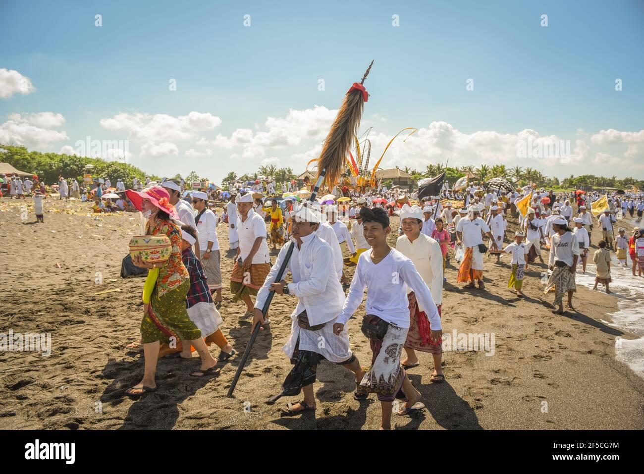 Cérémonie de sanur Beach melasti 2015-03-18, Melasti est une cérémonie et un rituel de purification hindou balinais, avant le jour de Nyepi (jour silencieux) Banque D'Images