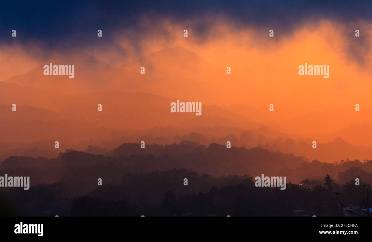Vue panoramique au coucher du soleil dans la région d'El Nance à l'intérieur de la province de Cocle, République du Panama. Banque D'Images