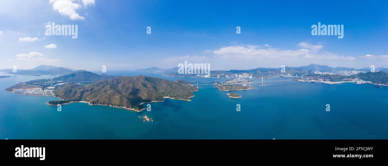 Vue aérienne panoramique épique du pont Tsing Ma, le célèbre pont suspendu SPAN de Hong Kong, en plein air, en journée Banque D'Images