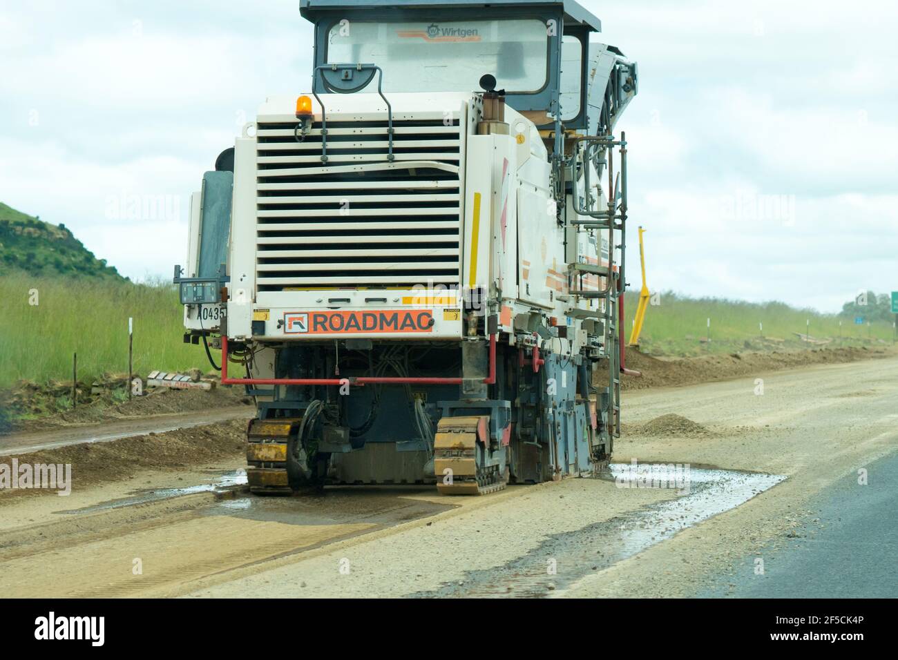 Travaux routiers de machinerie lourde ou de fraiseuse sur une route à l'intérieur Afrique du Sud effectuant des réparations ou l'entretien des infrastructures Banque D'Images