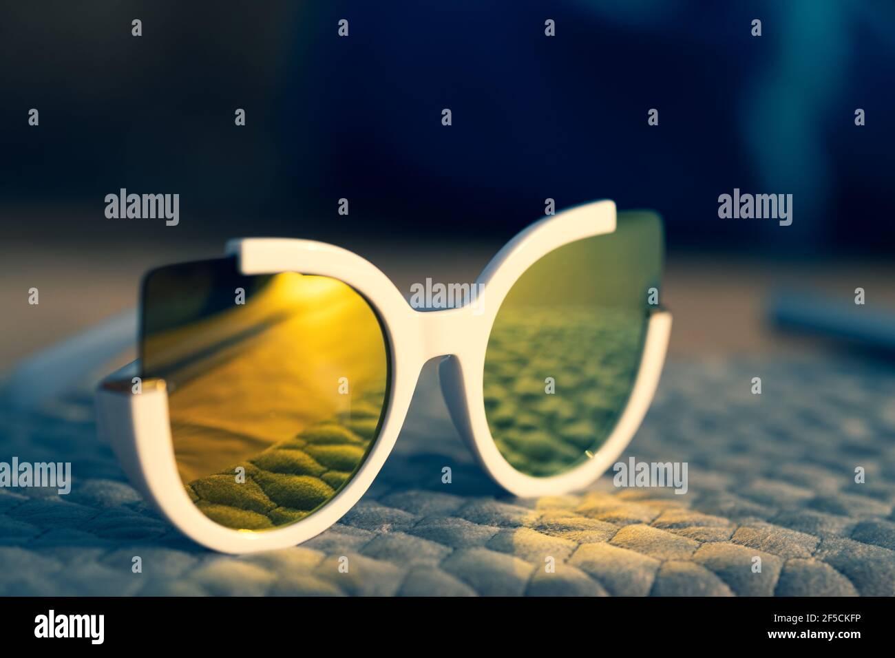 Lunettes de soleil à oeil de chat modèle spécial pour femmes verres dorés  et cadres de whit photographie de couleur à l'extérieur dans une journée  d'été gros plan. Mise au point sélective