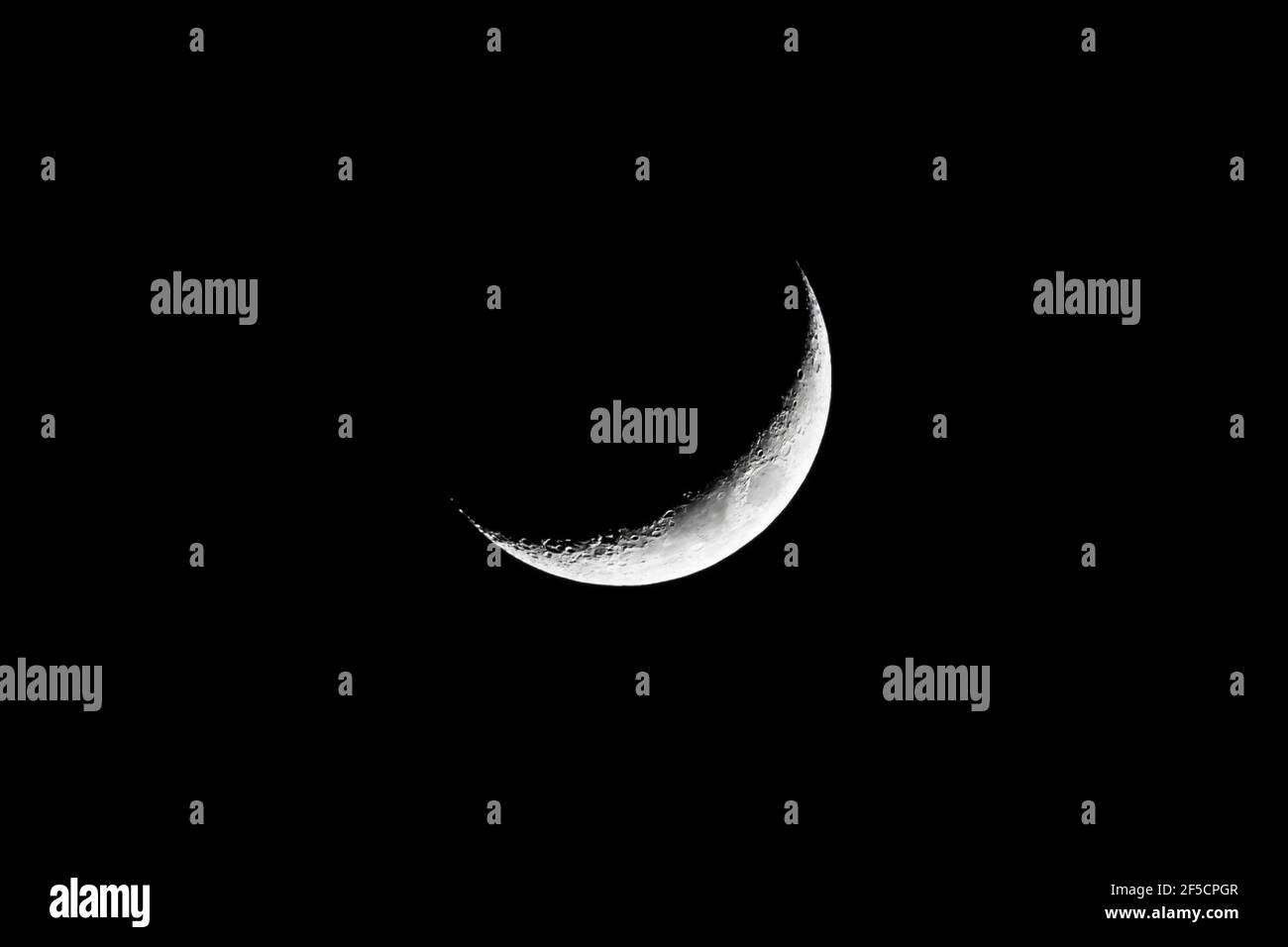 Gros plan d'un croissant de lune au-dessus du nord de Londres, Royaume-Uni Banque D'Images