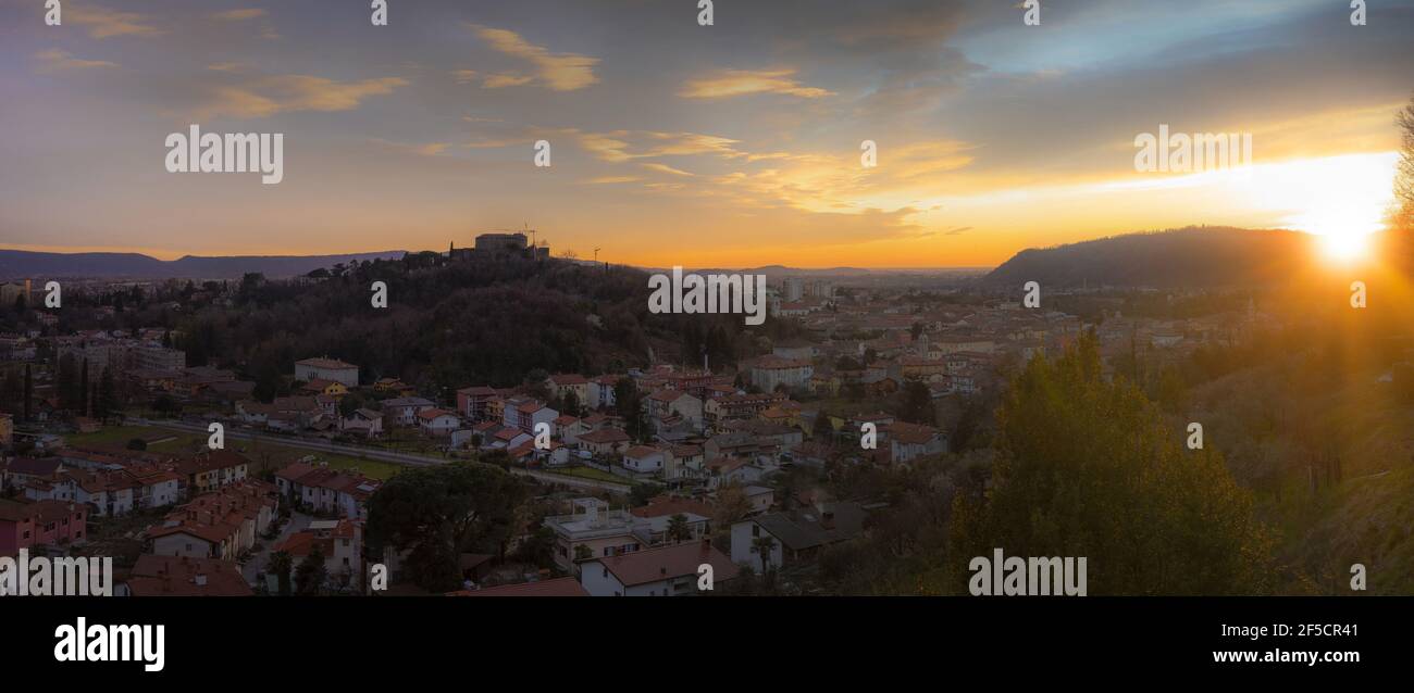 Panorama de Gorizia Citiy sur la frontière avec le château Banque D'Images