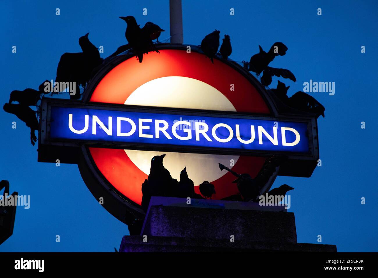 UTILISATION ÉDITORIALE SEULEMENT UNE bande de corbeaux modèles descendent sur la station de Baker Street pour célébrer le lancement du drame surnaturel Sherlock Holmes - les irrégulières sur Netflix, Londres. Date de la photo : vendredi 26 mars 2021. Banque D'Images