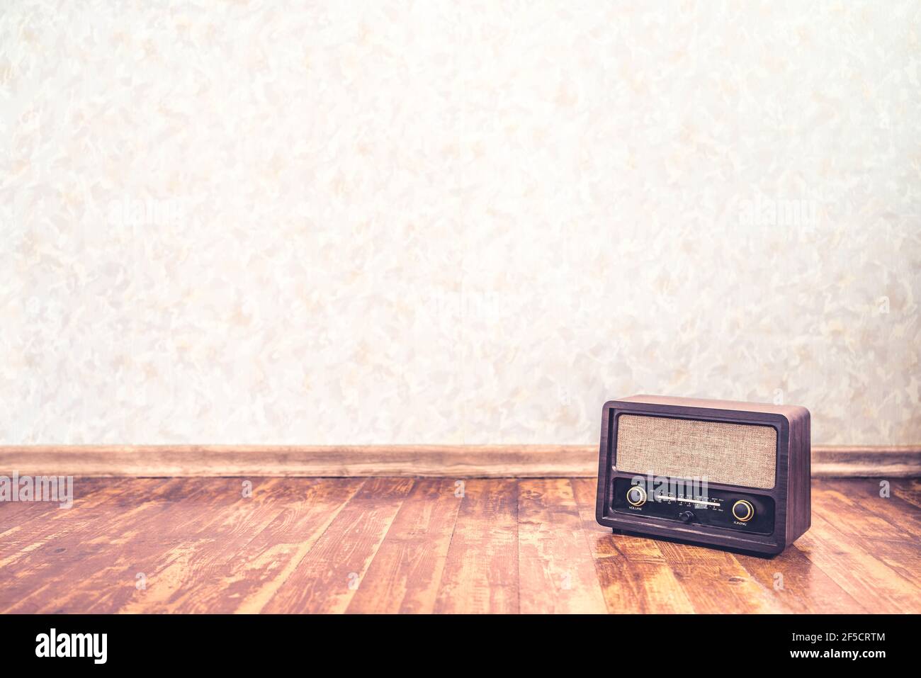 Arrière-plan rétro de la radio vintage avec motif de texture vieux papier peint. Fond d'écran et musique de nostalgie. ampli-tuner stéréo et haut-parleur de style 50s sur w Banque D'Images