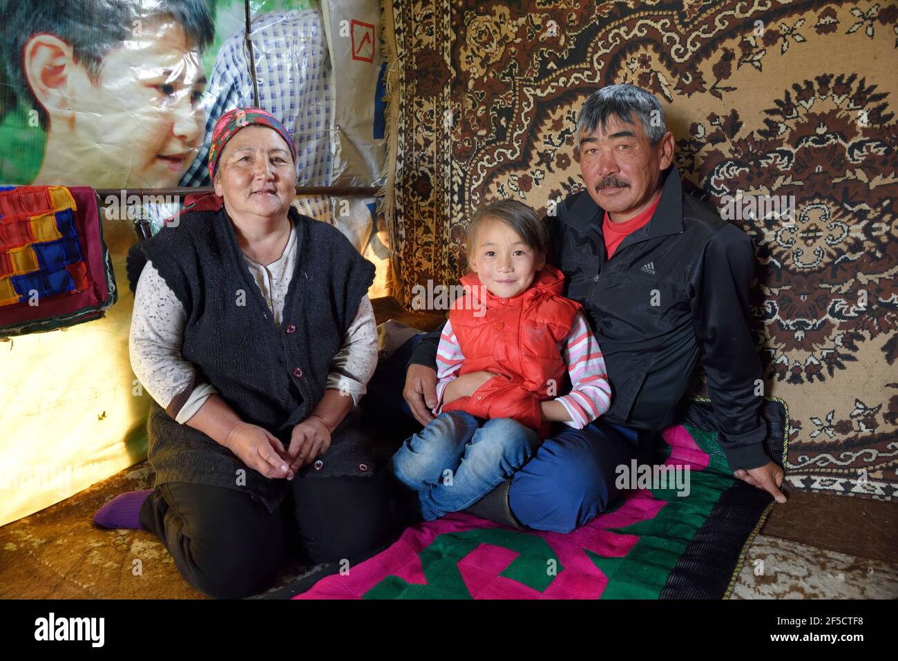 Géographie / Voyage, Kirghizistan (Kirgizia, Aspek Turgaliev et femme majestueuse-dignité Nurgul ensemble avec, droits-supplémentaires-habilitation-Info-non-disponible Banque D'Images