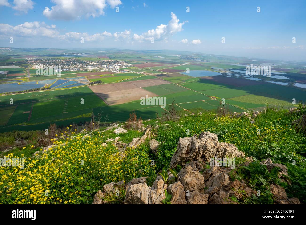 Vue sur la vallée de Jezreel depuis le point d'observation du mont Gilboa, Israël Banque D'Images