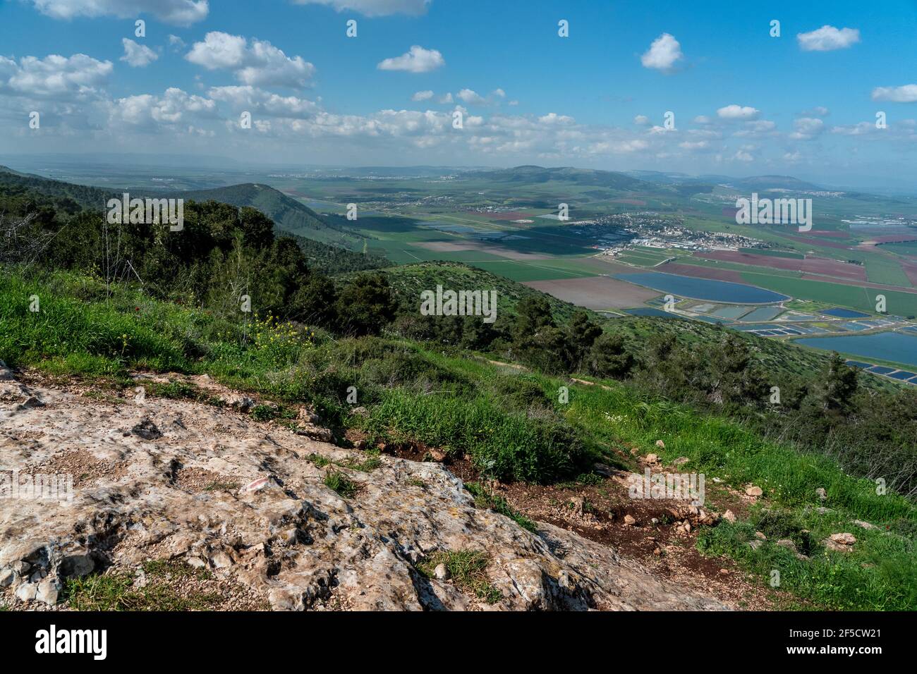 Vue sur la vallée de Jezreel depuis le point d'observation du mont Gilboa, Israël Banque D'Images
