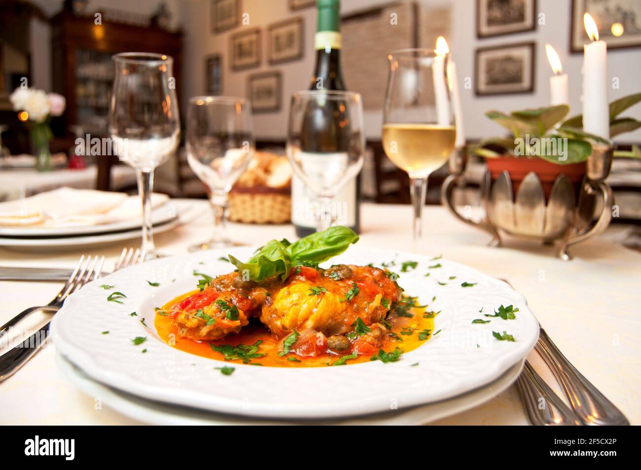 Filets de lotte avec sauce tomate et basilic, Cagliari, Sardaigne, Italie Banque D'Images